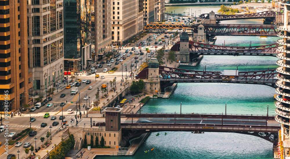 Fototapeta premium Rzeka Chicago z łodziami i ruchem w centrum Chicago