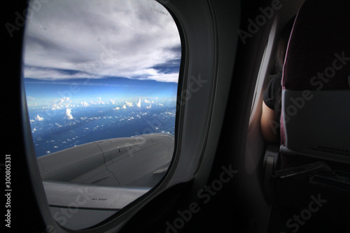 Sitting on the plane of the plane, sitting in the window seat, admiring the beautiful sea of ​​clouds and the travel companions that are not known to the common journey. © Konlon