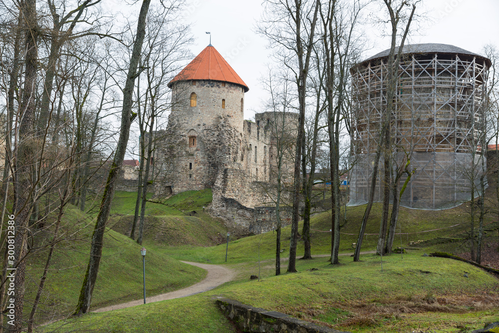 Obraz premium City Cesis, Latvia Republic. 13th century castle with park in late autumn. Historic building. 2. November 2019.
