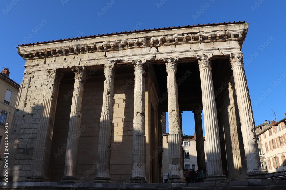 Obraz premium Le temple romain d'Auguste et de Livie dans la Ville de Vienne - Département Isère - France