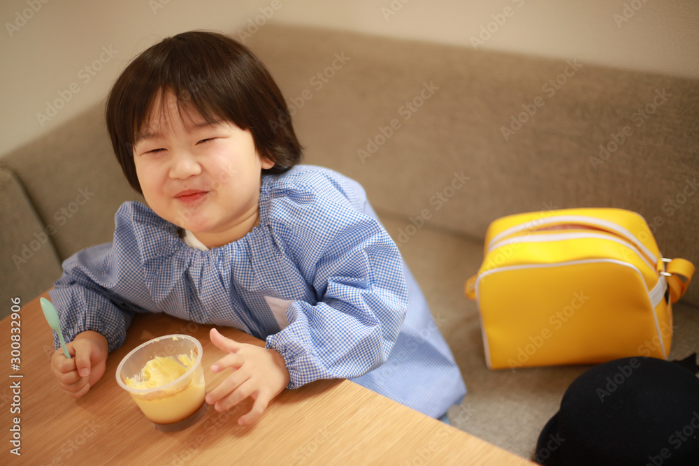 おやつを食べる男の子 おやつを食べる男の子