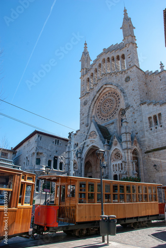 Gothische Kathedrale von Soller auf spanischer Insel Mallorca mit historischer Straßenbahn