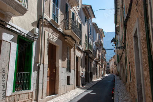 Alte Steinhäuser in der Altstadt von Soller auf spanischer Insel Mallorca
