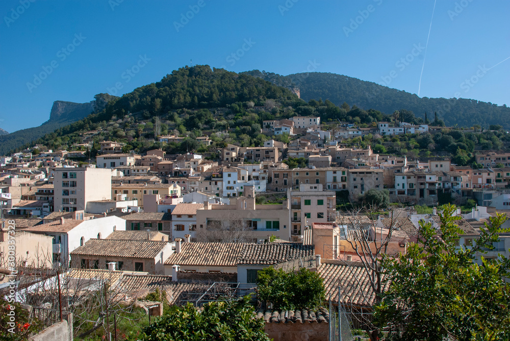 Blick über die Stadt Bunyola auf der spanischen Baleareninsel Mallorca