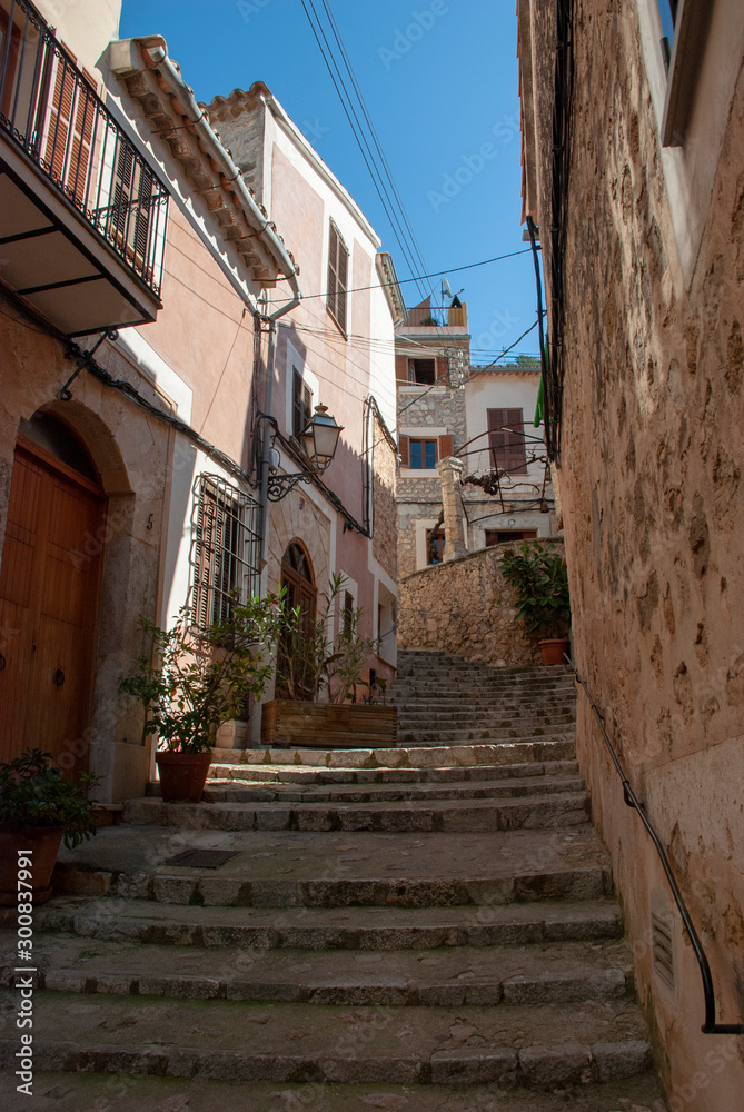Enge steile gasse mit Treppen in Bunyola auf spanischer Insel Mallorca