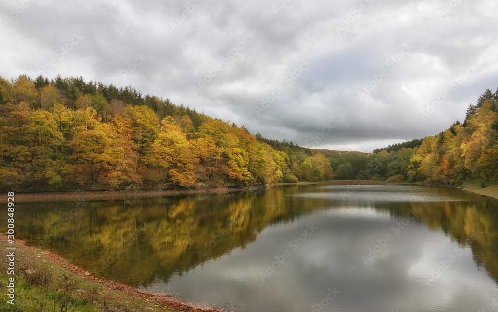 Madbachtalsperre in der Eifel in Deutschland im Herbst