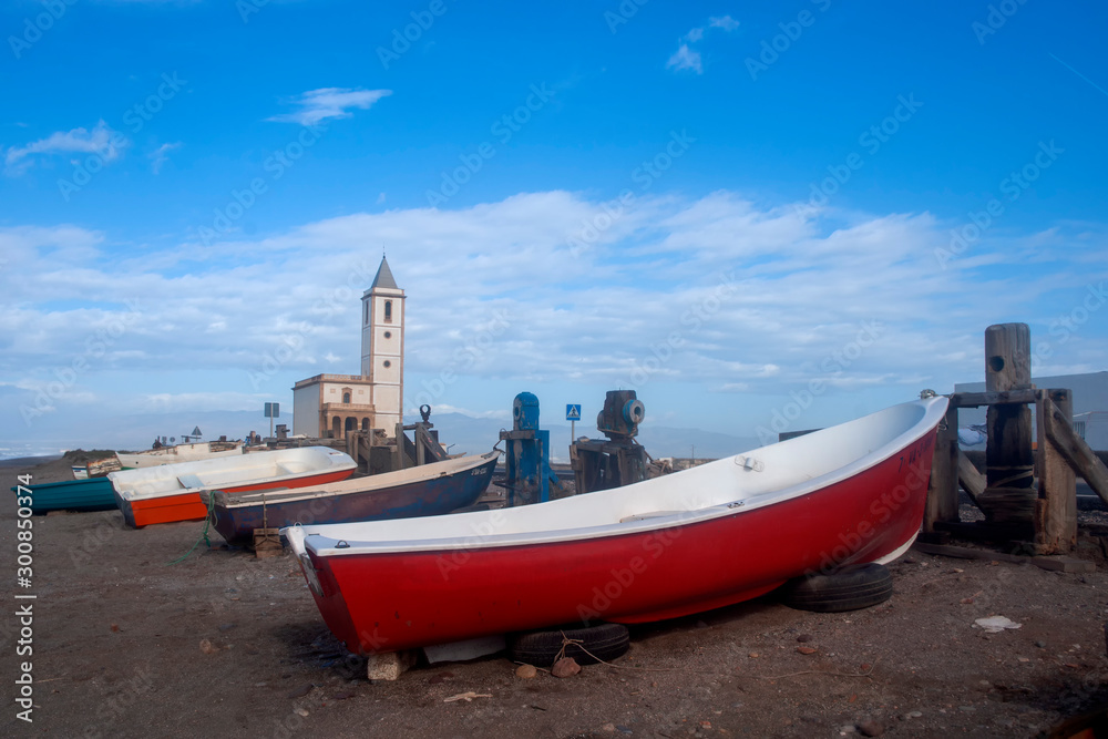 Fototapeta premium barca a la orilla de las salinas, Almería