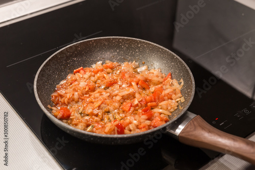 A step-by-step recipe for self-cooking pasta Bolognese. Step 16.