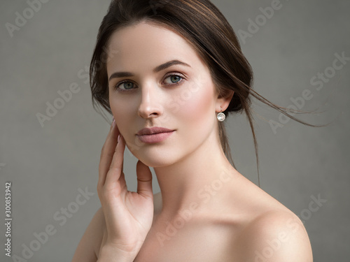 Obraz na plátně Beautiful woman face portrait healthy skin and beauty hairstyle happy smile