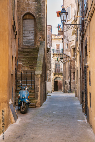 Tipico vicolo italiano con scooter Vespa parcheggiato