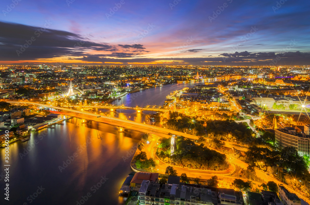 Fototapeta premium Phra Phuttha Yodfa Bridge view of Bangkok
