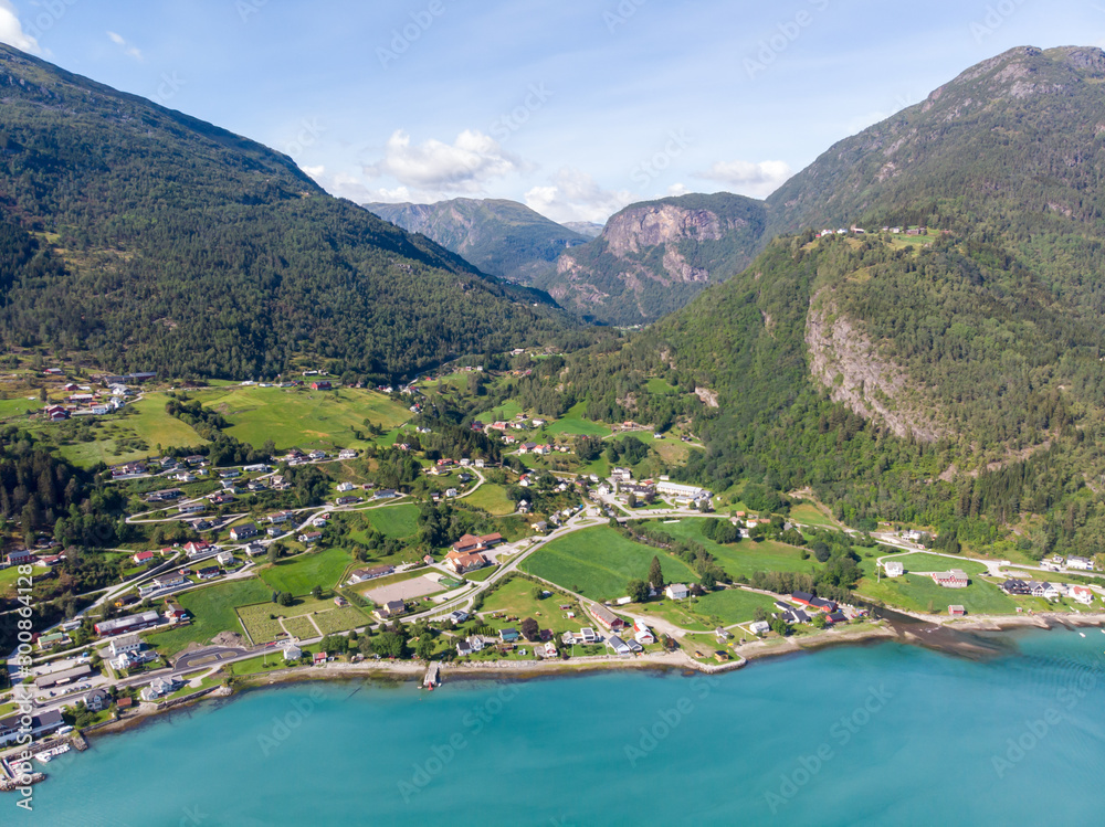Aussicht auf norwegische Stadt am Fjord, Luster, Luftbild