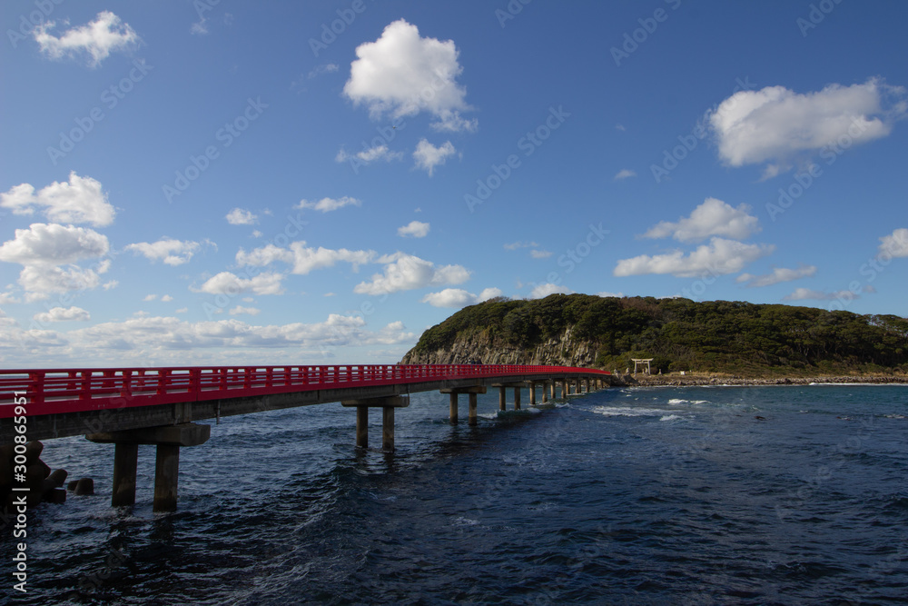 雄島の鳥居に続く橋