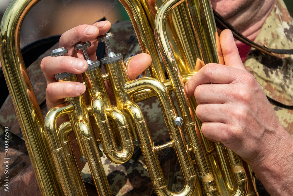 Obraz premium hands playing trombone