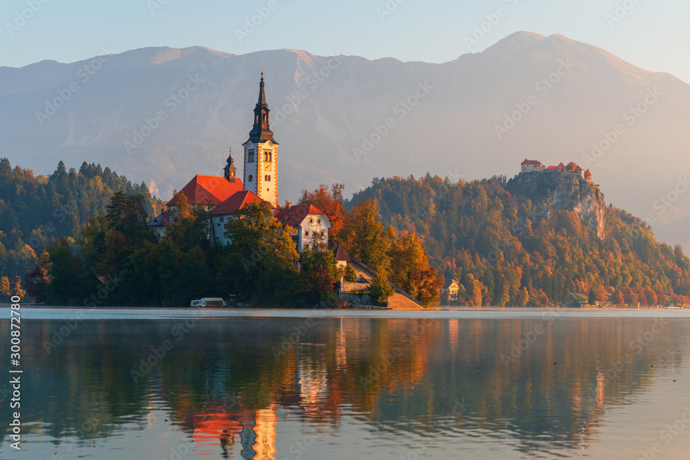 Goldener Herbst am Lake Bled in Slowenien - obrazy, fototapety, plakaty 