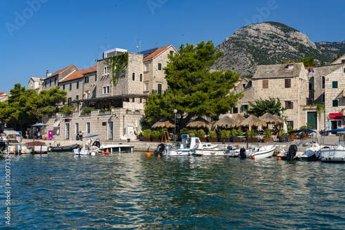 Fototapeta Naklejka Na Ścianę i Meble -  Bol Insel Brac Kroatien Ufer Promenade Mittelmeer Boote Urlaub Ferien Adria