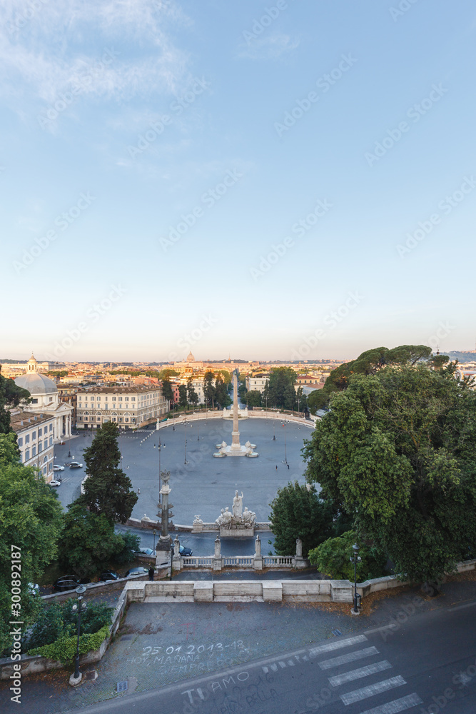 overlook the Piazza del Popolo