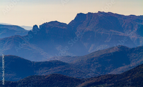 relieves y perfiles de montañas