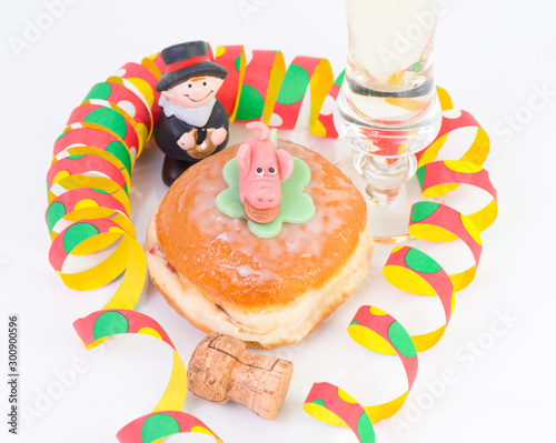 Silvester Luftschlangen Dekoration mit Berliner Pfannkuchen zur Silvesterfeier 