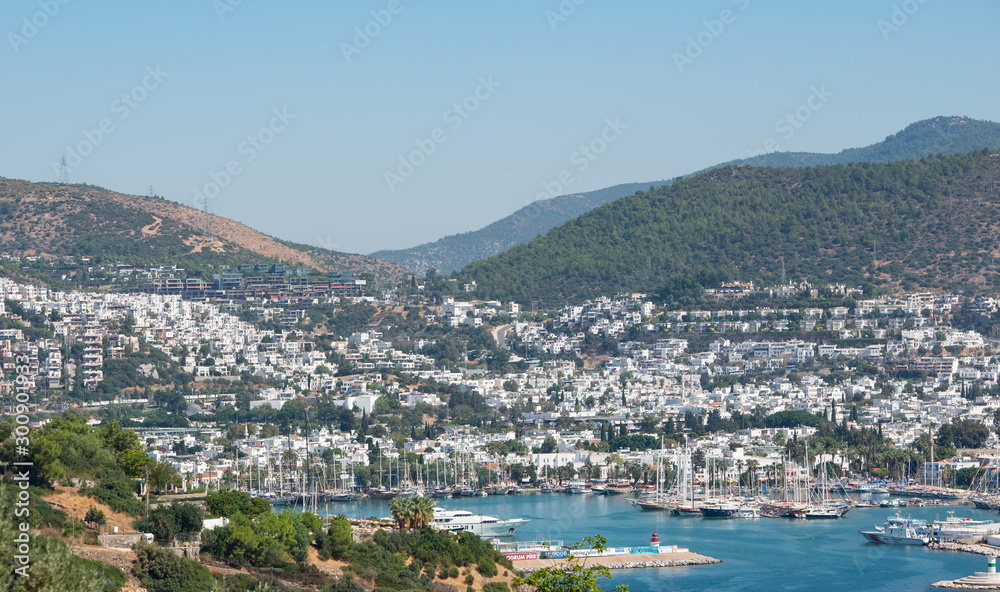 Stadt Bodrum in der Türkei mit seinem großen Yachthafen