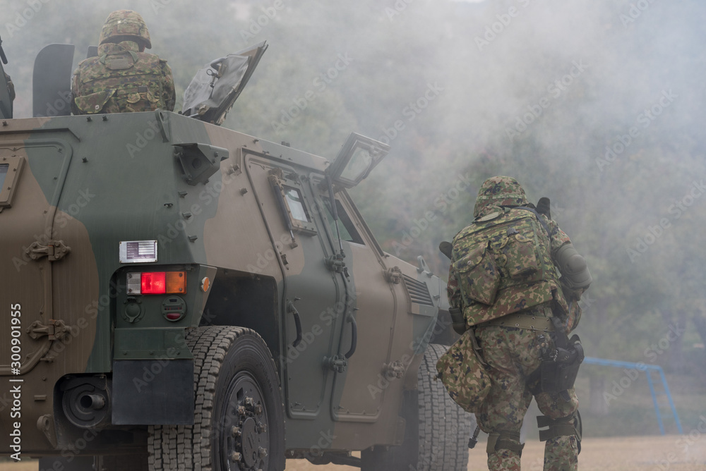 装甲車と自衛官 装甲車と自衛官