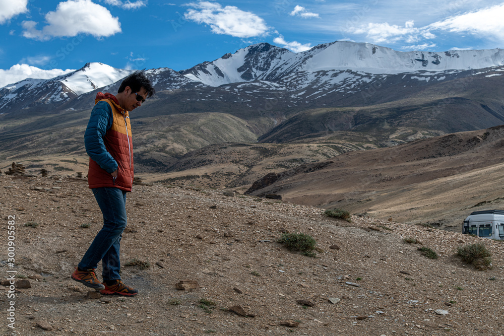 Naklejka premium Traveler man enjoy at Tso Moriri Lake , Background is Snow top mountain, Jammu and Kashmir, India