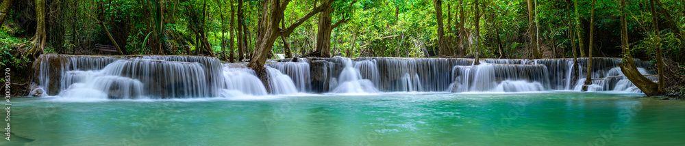 Fototapeta Piękny wodospad głęboko w lesie tropikalnym stroma górska przygoda w lesie deszczowym.
