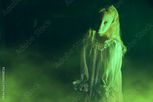 Foto little girl in a white nightgown