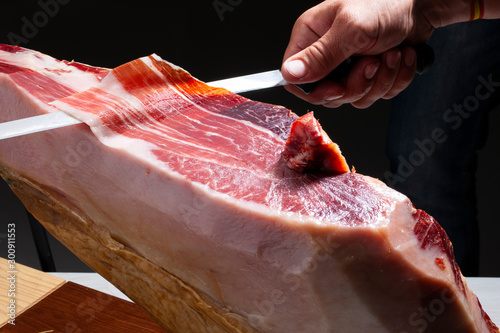 jamón serrano, corte a mano con cuchillo. Serrano ham, cut by hand with a knife. photo
