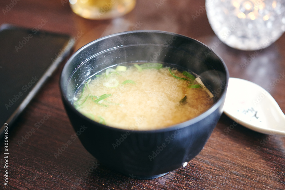 Japanische Miso Suppe heiß mit Dampf am Tisch Business Lunch