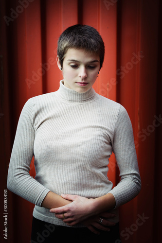 Junge hübsche Frau im Rollkragen-Pullover vor Container photo