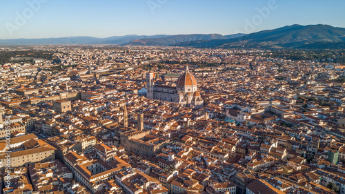 Foto Aerial drone shot view of Florence with main attractions in the morning sunlight