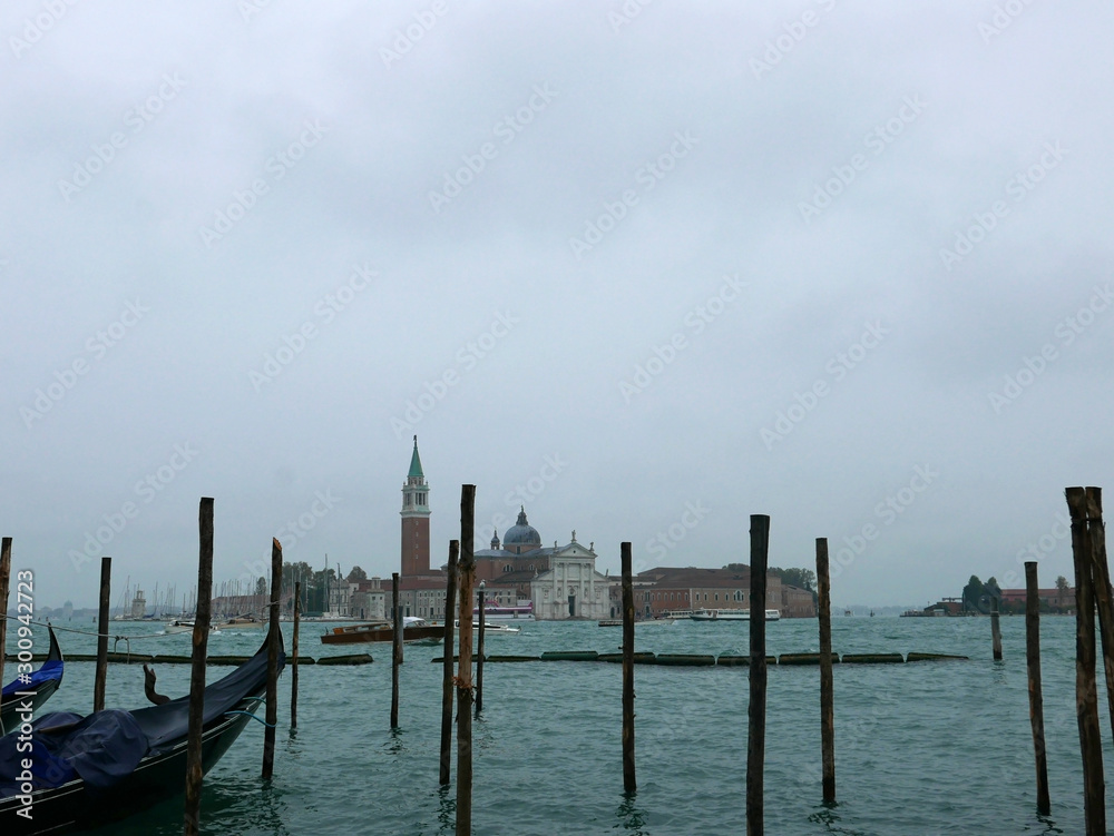 la malinconica bellezza della città di venezia in una giornata piovosa