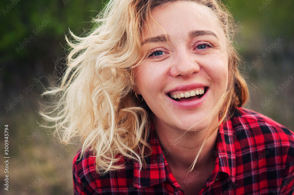 Naklejka premium Authentic portrait of cheerful, beautiful young laughing European woman, close-up. Optimistic and positive mood