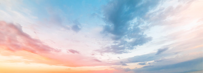 Fototapete Sonnenuntergang Schöner Sonnenunterganghimmel. Naturhimmelhintergründe.  © Inga Av