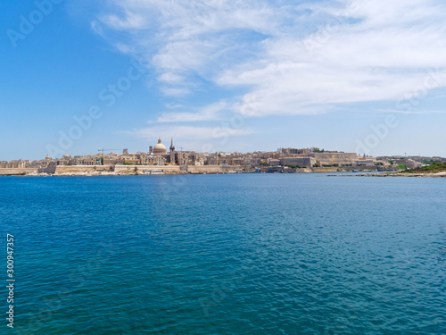 Fototapeta Naklejka Na Ścianę i Meble -  Beautiful panorama of the sea and the city of Valletta. Malta.