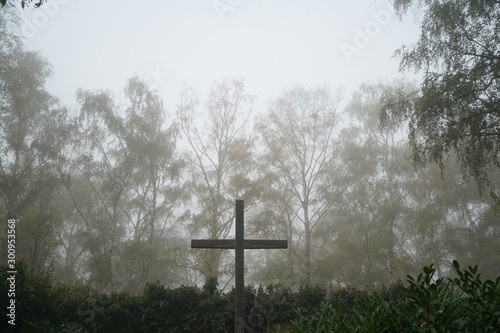 Grosses Kreuz für die Gefallenen der beiden Weltkriege im Nebel