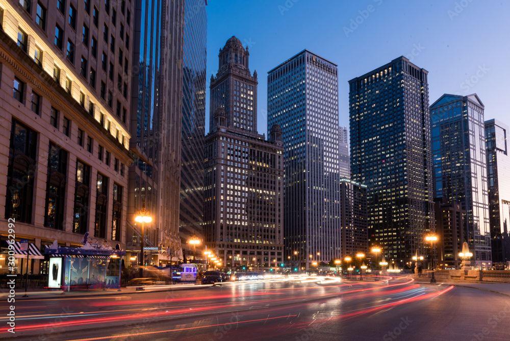 Fototapeta premium Traffic along Wacker Drive on Chicago, Illinios