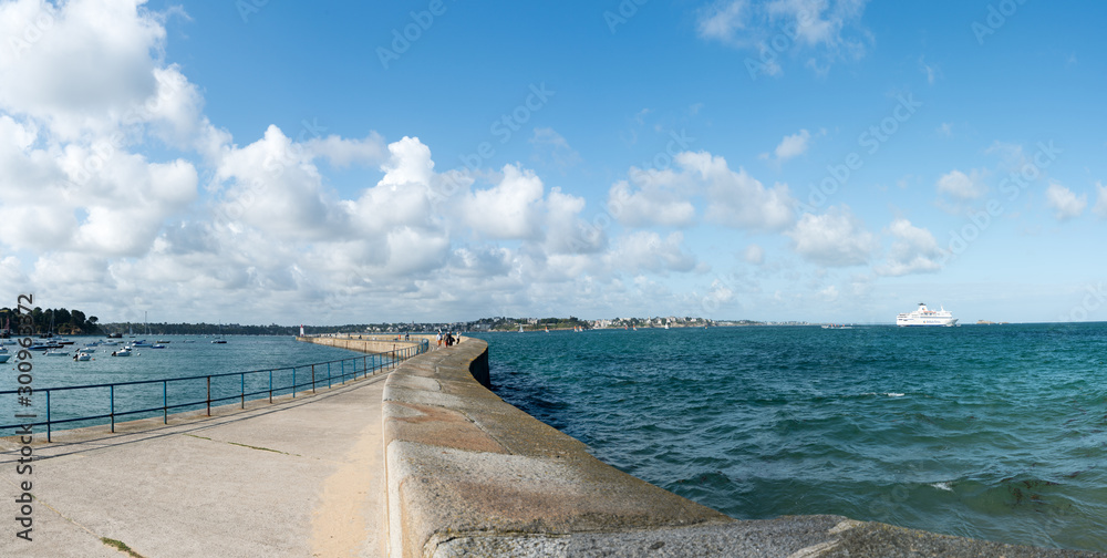 Fototapeta premium the long and winding stone harbor jetty in Saint-Malo