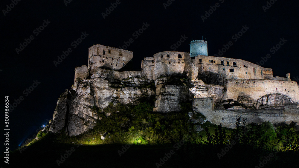 Photo castle at night.
