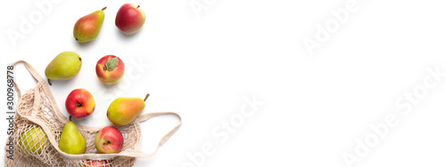 Fotografia Fresh rope fruits apples and pears collecting in string reusable bag