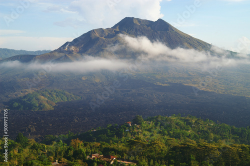 Der Vulkan Gunung Batur auf der Insel Bali morgens im Dunst vom Kraterrand aus aufgenommen