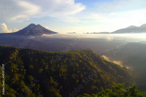 Der Vulkan Gunung Batur auf der Insel Bali morgens im Dunst vom Kraterrand aus aufgenommen