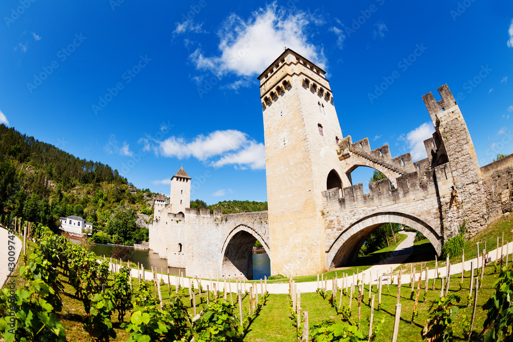 Obraz premium Valentre bridge fortifications in Cahor, Lot river