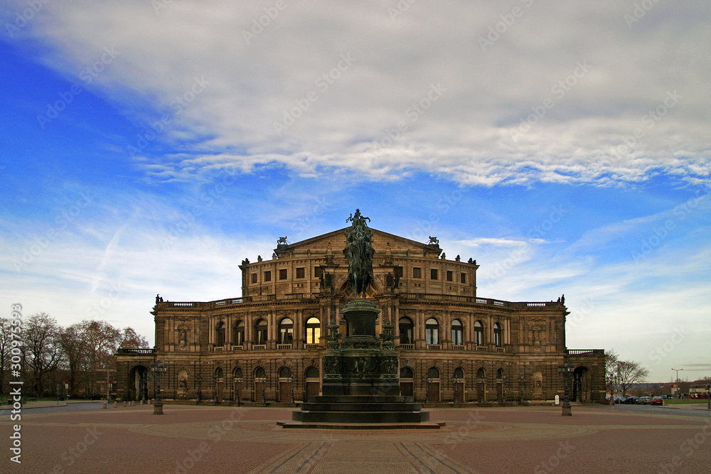 Semperoper Dresden und Theaterplatz ohne Menschen