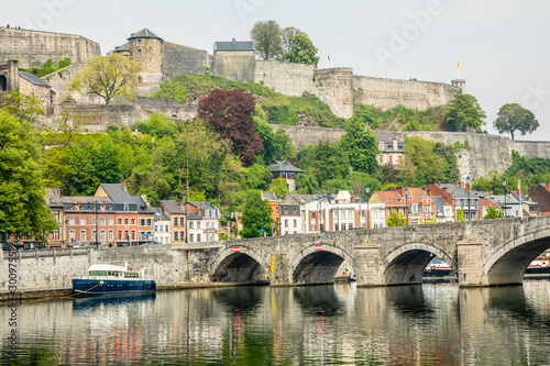 Foto Meuse river with Jambes bridge and Citadel of Namur fortress on the hill, Namur,