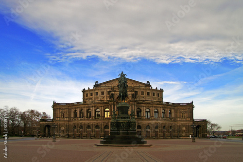 Semperoper Dresden und Theaterplatz ohne Menschen