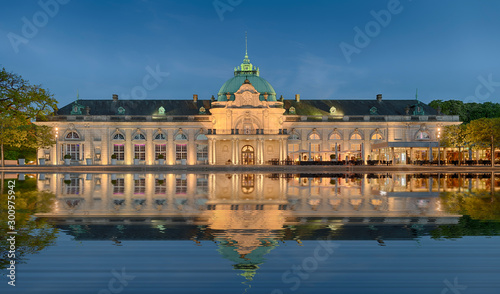 Kurpark Bad Oeynhausen Kaiserpalais  beleuchtet Spiegelung