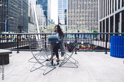 Canvas Print Ethnic woman working on tablet on New York city background