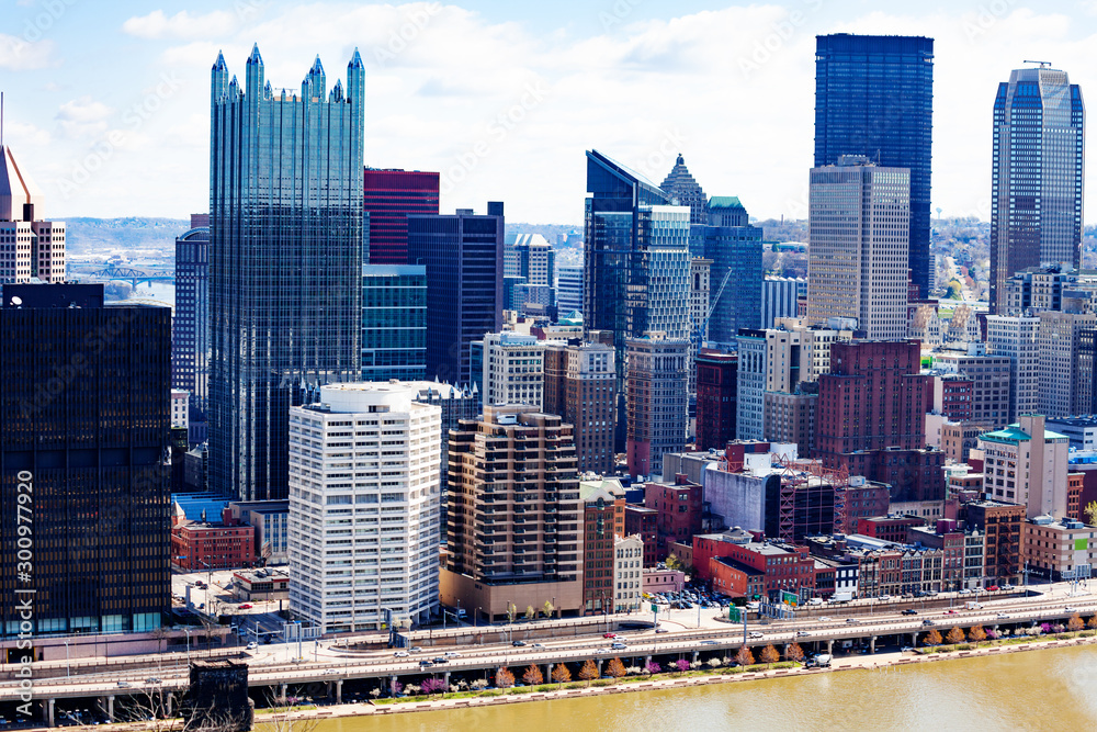 Fototapeta premium Pittsburg Downton skyline view over river view